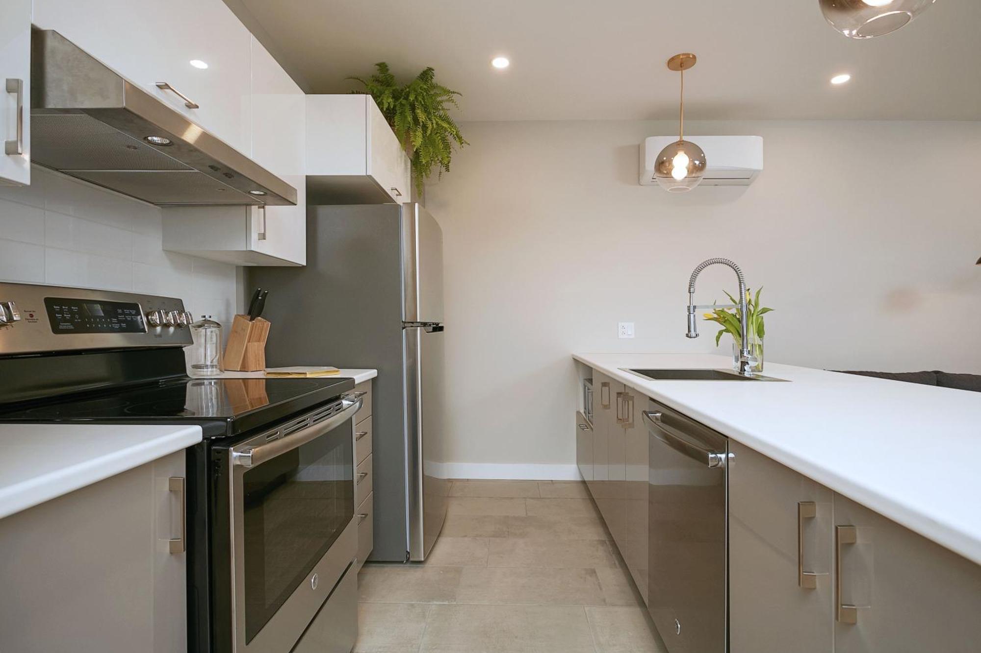 Explore Montreal From Sleek Contemporary Apartment By Den Stays Room photo