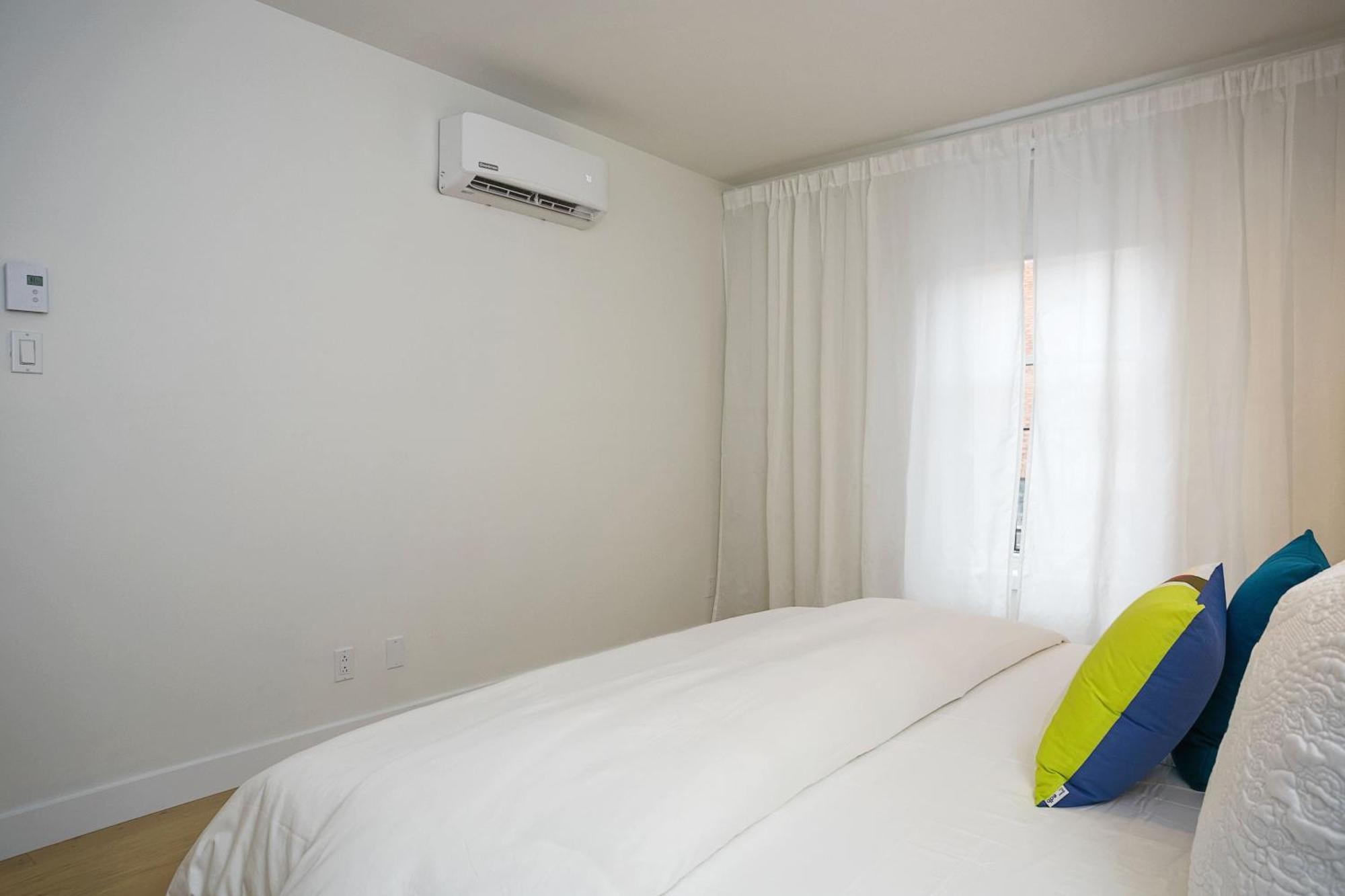 Explore Montreal From Sleek Contemporary Apartment By Den Stays Room photo
