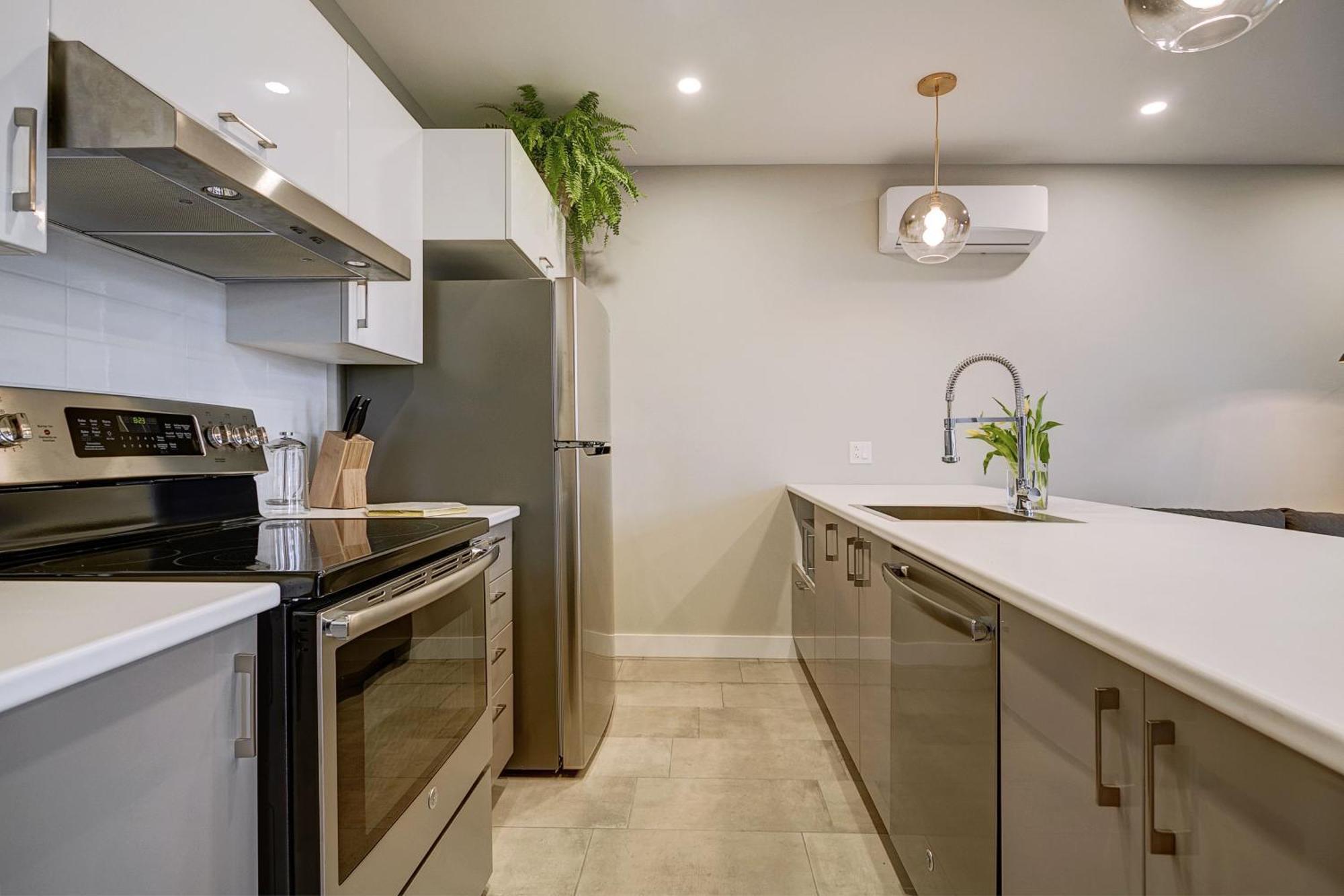 Explore Montreal From Sleek Contemporary Apartment By Den Stays Room photo