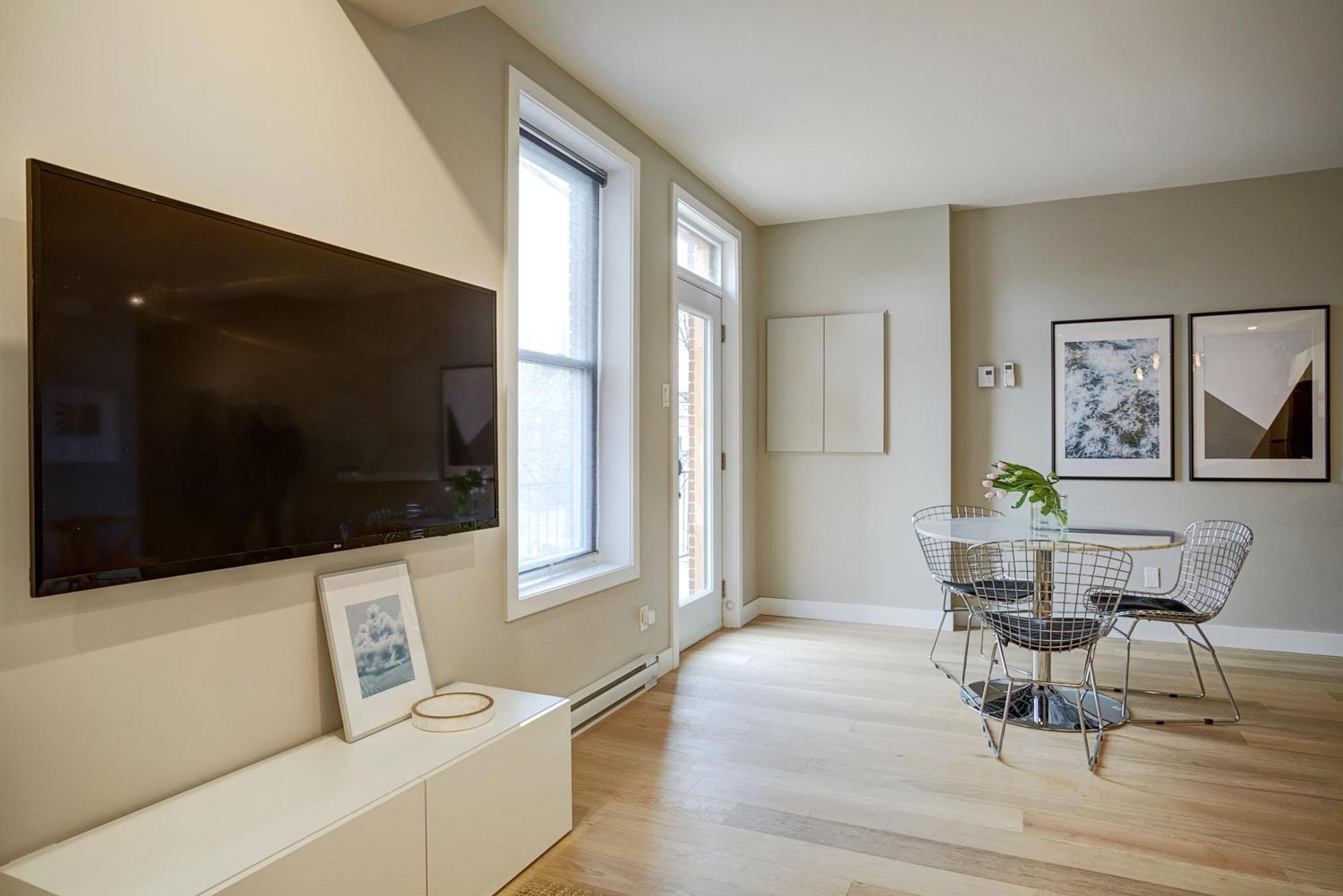Explore Montreal From Sleek Contemporary Apartment By Den Stays Room photo