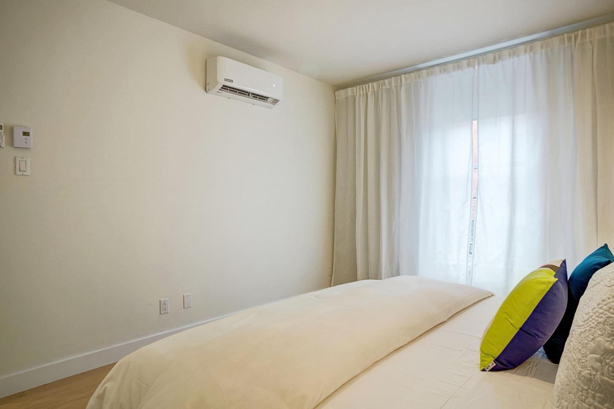 Explore Montreal From Sleek Contemporary Apartment By Den Stays Room photo