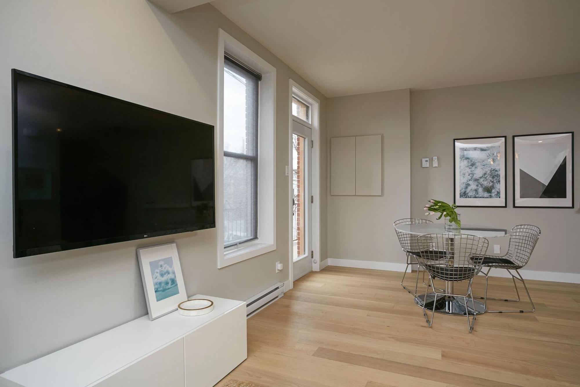 Explore Montreal From Sleek Contemporary Apartment By Den Stays Room photo
