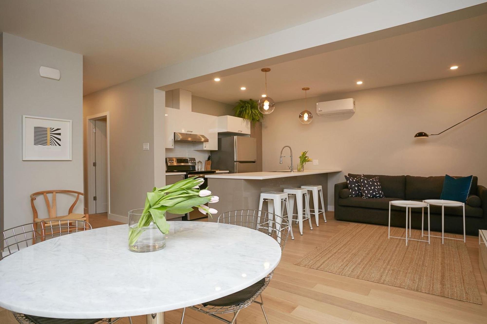 Explore Montreal From Sleek Contemporary Apartment By Den Stays Room photo