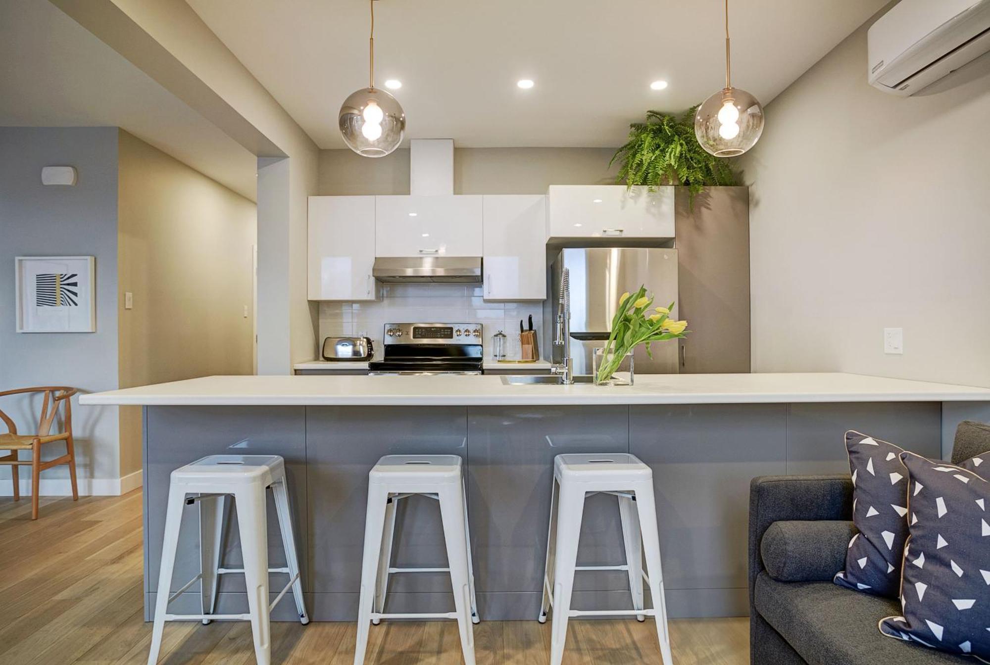 Explore Montreal From Sleek Contemporary Apartment By Den Stays Room photo