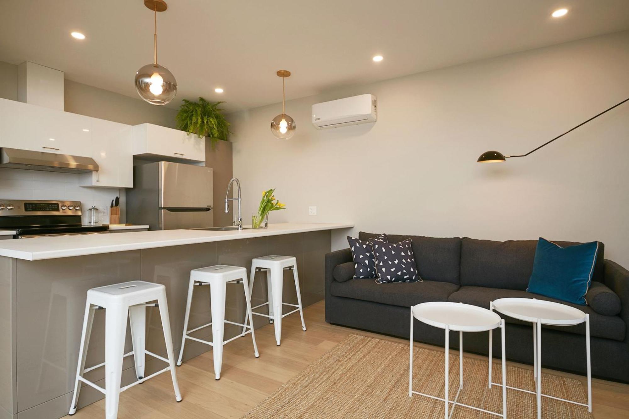 Explore Montreal From Sleek Contemporary Apartment By Den Stays Room photo